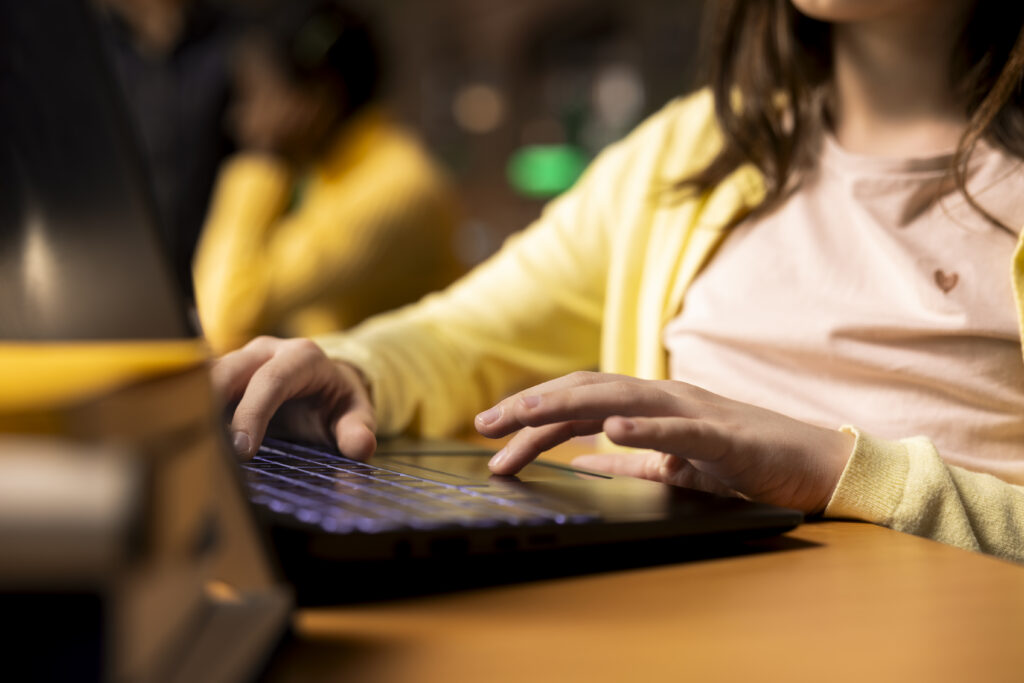 Identitate digitală și gândire critică – un proiect pilot de educație digitală aplicată